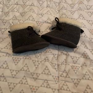 Infants gray boots.
